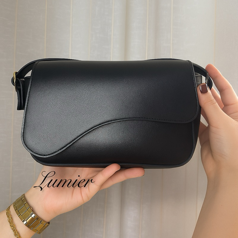 Bolsa Feminina de Mão e Ombro Baguete.